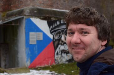 Každý jednotlivý člověk je v dějinách důležitý a jeho osobní příběh rozhoduje, kam se dějiny hýbou, říká ředitel Paměti národa Střední Morava Petr Zavadil