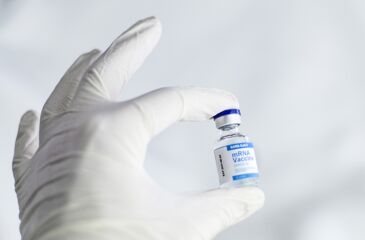 Zubař přišel v Itálii na očkování s falešnou paží. Chtěl získat certifikát bez očkování