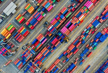 Kontejnery se zbožím připravené na export
